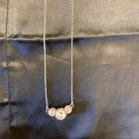 Retro 1990s Avon three stone pendant necklace in Silvertone - Picture 3 of 7